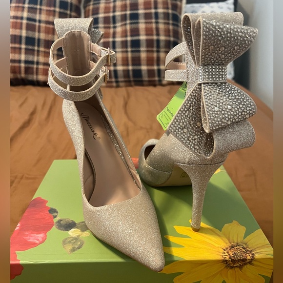 MUCCCUTE GOLD High Heels Bow Back Stiletto NWT size 7.5 - Picture 1 of 6